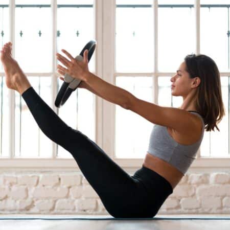 alumna haciendo pilates sola