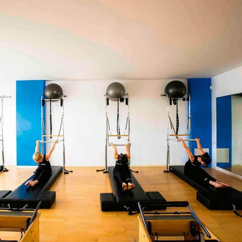 mujeres haciendo pilates con maquina