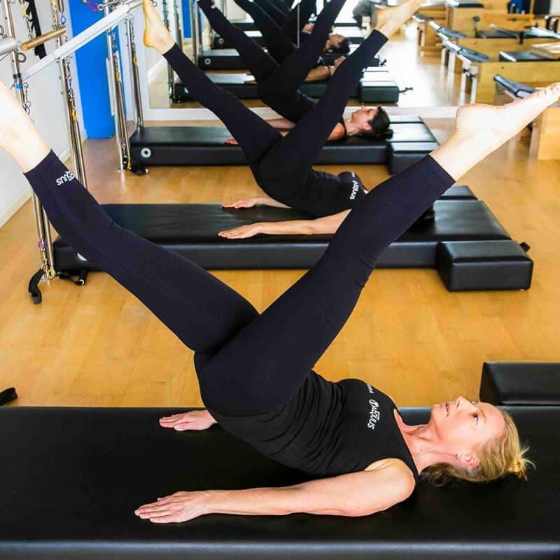 mujeres haciendo pilates con maquina en clase